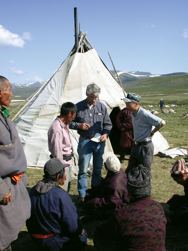 W. Fitzhugh kanpamentu batean Mongoliako iparraldean.
